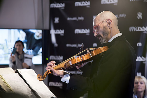 Mussi Italy - Milano Design Week 2019 violinist