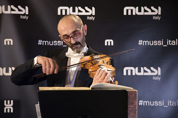 Mussi Italy - Milano Design Week 2019 violinista