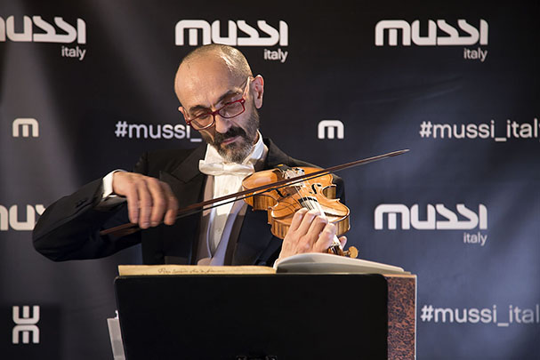 Mussi Italy - Milano Design Week 2019 violinist