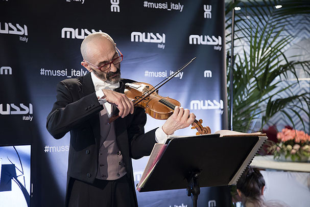 Mussi Italy - Milano Design Week 2019 violinist