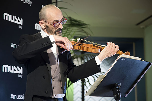 Mussi Italy - Milano Design Week 2019 violinist